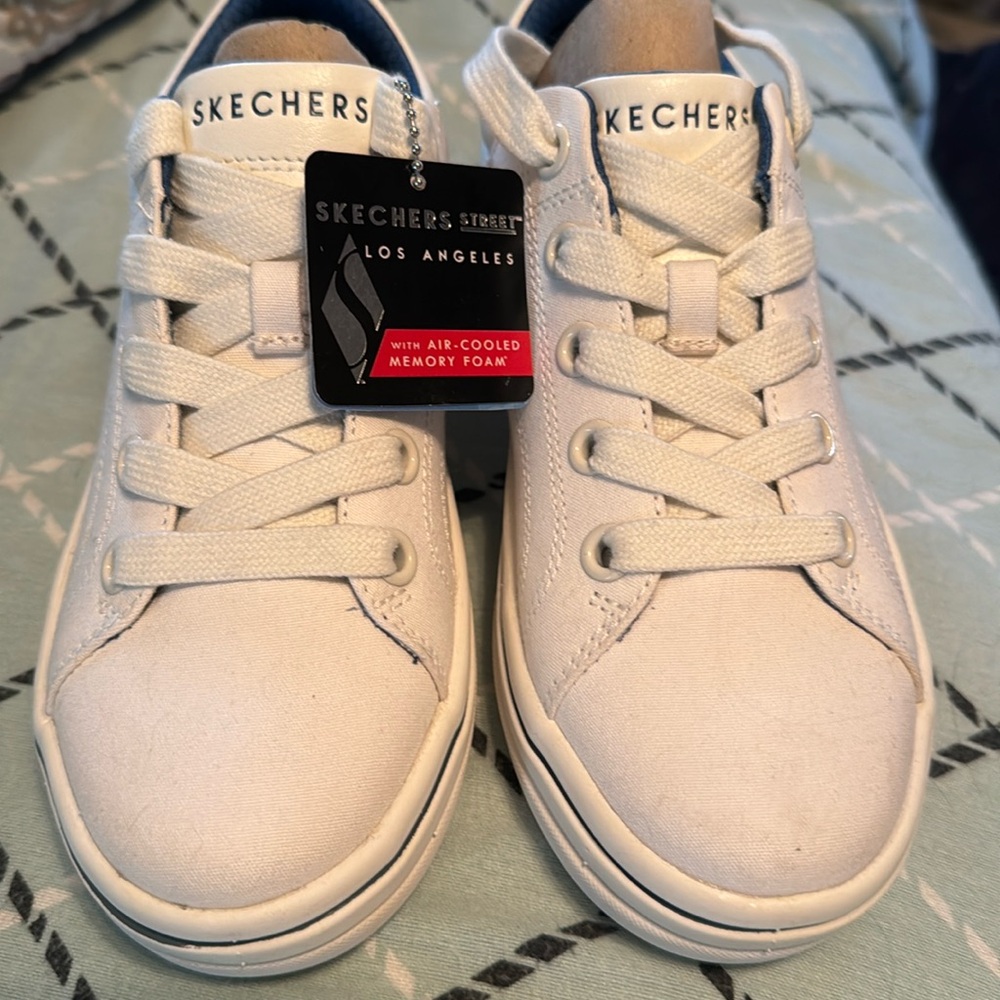NWT Skechers size 6.5
